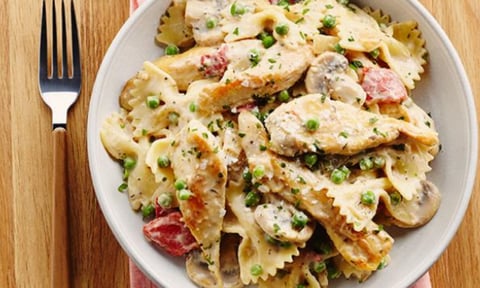 Poulet Poivrons Rôti et Pâtes en Forme de Noeud Papillon