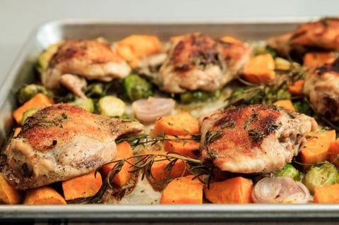 Poulet Rôti, avec Pommes de Terres Douces et Choux de Bruxelles