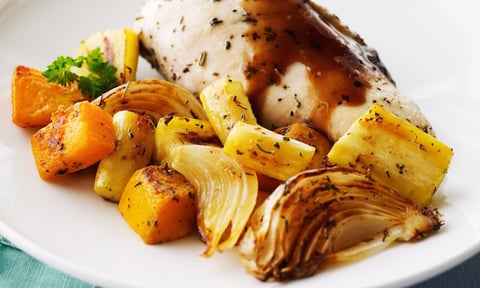 POULET RÔTI ET LÉGUMES-RACINES AVEC RÉDUCTION BALSAMIQUE AU MIEL