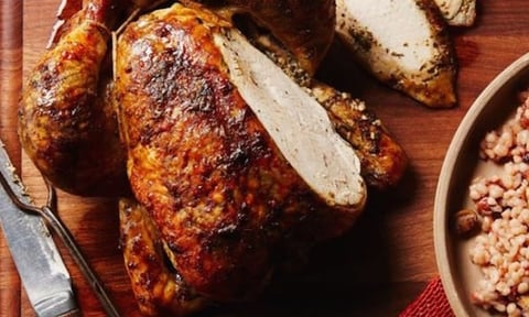 POULET RÔTI AUX HERBES ET PILAF D’ORGE AUX CANNEBERGES