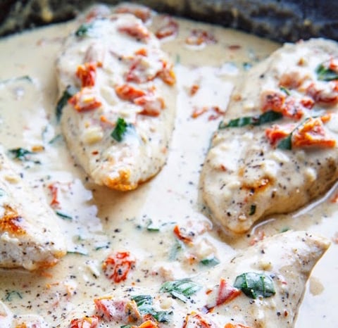 Poulet Sauce Crémeuse au Parmesan et aux Tomates Séchées en Moins de 30 Minutes