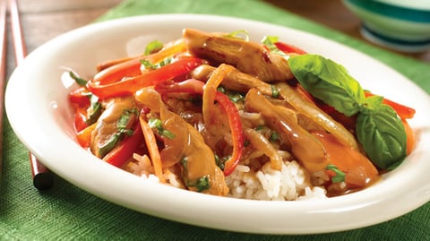 POULET THAÏLANDAIS AVEC SAUCE SUR LIT DE RIZ AU JASMIN