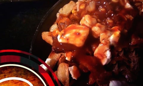 Poutine au Porc Effiloché, Oignons Caramélisés, Maïs & Fromage Boivin