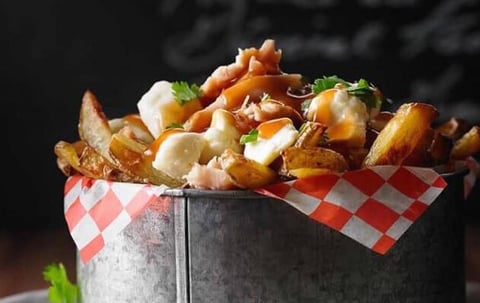 Poutine au Poulet et Sauce Général Tao