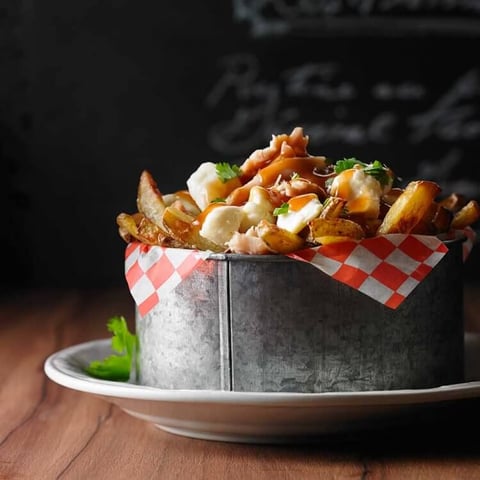 Poutine au Poulet, Sauce Général Tao et Brins de Gouda Bergeron