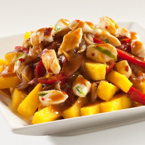 POUTINE AUX OIGNONS CARAMÉLISÉS ET POIVRONS RÔTIS