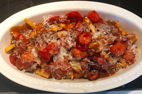 Poutine Saucisse Sauce Sriracha