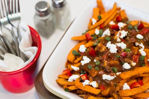 Poutine Savoureuse aux Frites de Patates Douces
