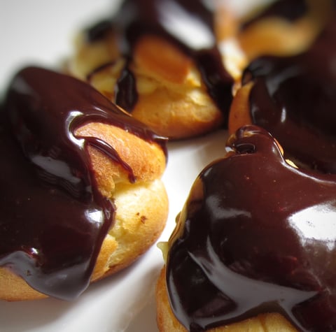 Profiteroles (à la crème glacée & chocolat)