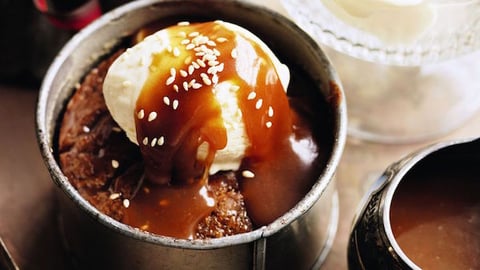Puddings aux Dattes et Caramel Beurre Salé au Sésame