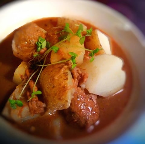 Ragoût de Boulettes & Pattes de Cochon: Le Saguenay dans Votre Assiette