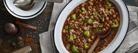 RAGOÛT DE LENTILLES, D’ORZO ET DE POIS CHICHES AUX ÉPICES DOUCES (VÉGÉTARIEN)