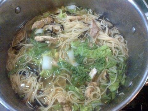 Ramen ou Soupe de Poulet aux Champignons Noirs, Soja, Bok Choy et Nouilles