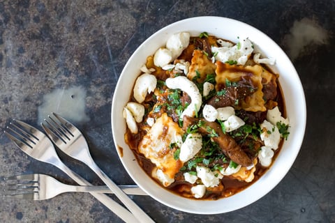 Ravioli au Bœuf Braisé, aux Champignons, Sirop D’érable, et Fromage en Grains