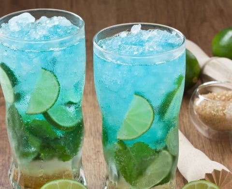 Recette Cocktail au Gin, Curaçao Bleu et Citron Vert