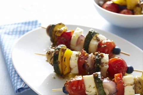 Brochettes Végétariennes de Fromage Halloumi et Légumes Marinés à la Grecque