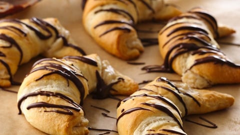 Croissants au Beurre D'arachides et aux Grains de Chocolat au Lait