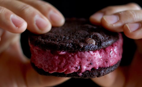 Sandwichs Chocolatés à la Crème Glacée aux Petits Fruits