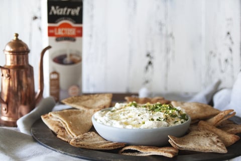 Ricotta aux Herbes et aux Graines de Sésame Grillées