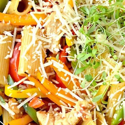RIGATONI AU POULET FAJITAS DANS UNE CASSEROLE