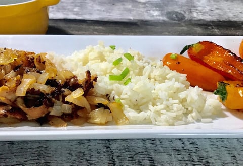 Riz au Poulet, Oignons Caramélisées et Poivrons