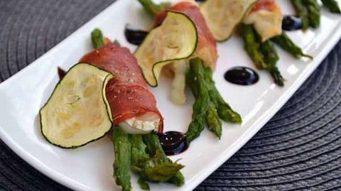 ROULADES D'ASPERGES VERTES À LA MOZZARELLA ET AU JAMBON FUMÉ