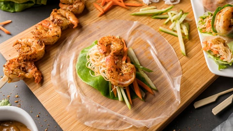 ROULEAUX DE PRINTEMPS AUX CREVETTES GRILLÉES À L’HAWAÏENNE