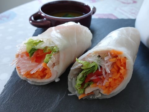 Rouleaux de Printemps aux Filets de Poulet et Crudités