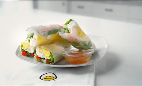 Rouleaux Fraîcheur aux Oeufs et aux Légumes avec Sauce Piquante et Sucrée