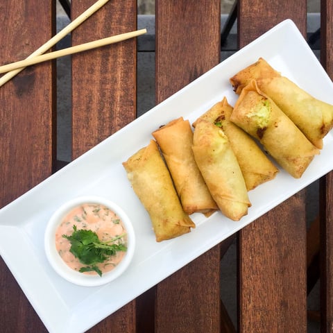 ROULEAUX IMPÉRIAUX À L'AVOCAT, CRABE ET FROMAGE À LA CRÈME