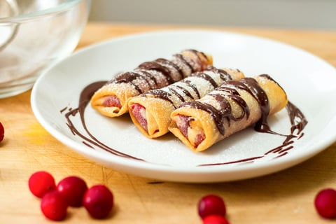 ROULEAUX IMPÉRIAUX AUX CANNEBERGES ET SAUCE AU CHOCOLAT