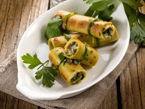 Roulés de Pancakes Végétariens au Seitan, Oignon et Persil