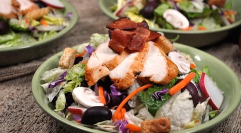 Salade au Poulet avec Vinaigrette Balsamique Bloody Mary
