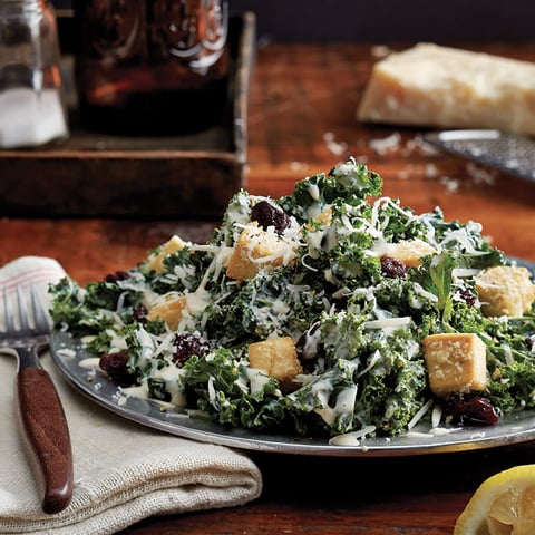 Salade César au Chou Frisé et aux Croûtons de Tofu
