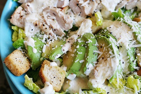 Salade César au Poulet et à l'Avocat