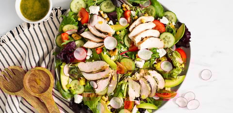 Salade Cobb au Poulet Grillé à Saveur Estivale