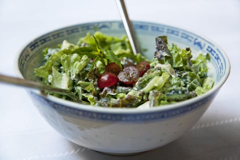 Salade d'été aux Raisins et Menthe Fraîche