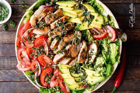 Salade D'avocat au Poulet Chimichurri Grillé