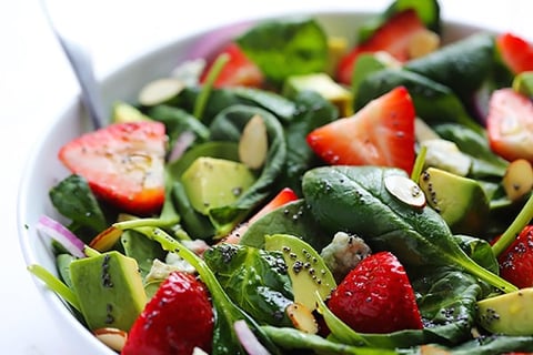 Salade D’avocat aux Fraises et Épinards avec Vinaigrette aux Graines de Pavot