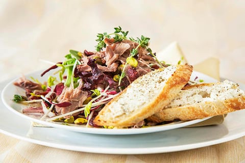 SALADE DE CANARD CONFIT ET CROÛTONS DE CHÈVRE
