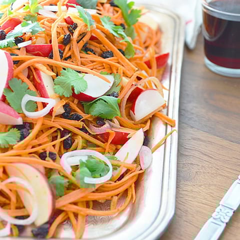 SALADE DE CAROTTES AVEC VINAIGRETTE AU CUMIN ET MIEL