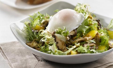 Salade de Champignons Sauvages et Oeufs Pochés