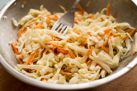 Salade de Chou (Coleslaw) Mi-Crémeuse Mi-Traditionnelle