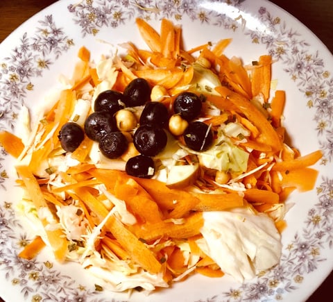 Salade de Chou et Carottes Crémeuse aux Pommes et Bleuets