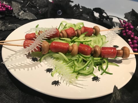 Salade de Concombres Brochettes de Saucisses et Champignons pour L'halloween