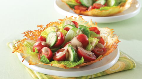 Salade de Concombres et de Tomates en Coupes de Parmesan