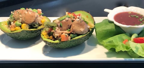 Salade de Couscous et Légumes Servi dans un Avocat