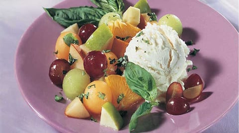 Salade de Fruits au Basilic et au Gingembre
