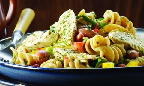 SALADE DE HARICOTS, PÂTES ROTINI ET POULET AU PESTO
