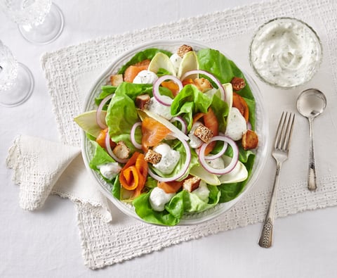 Salade de Laitue Boston et Saumon Fumé, Vinaigrette Fouettée à L’aneth et au Citron